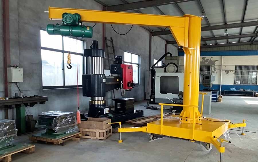 Mobile jib crane in workshop Mobile jib crane in workshop